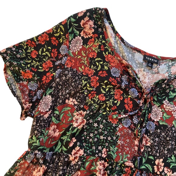 Torrid Tiered Ruffle Hem Dark Floral Print Blouse Size 0 - Picture 4 of 7